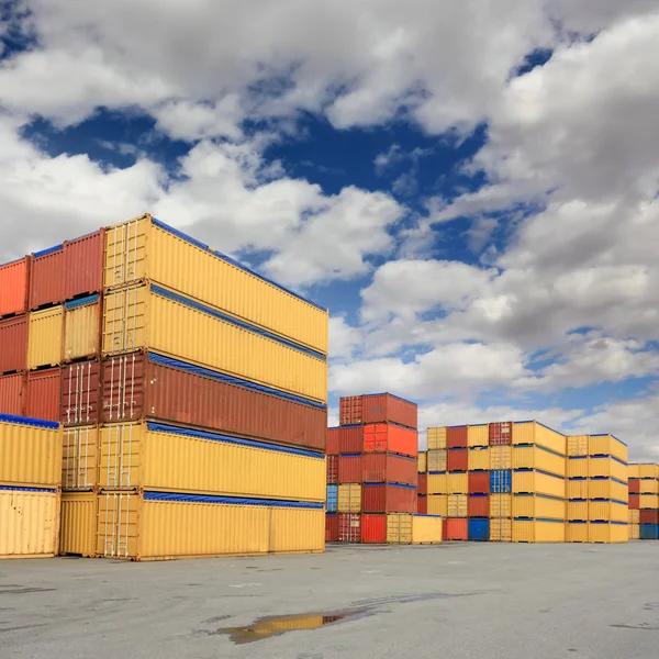 Containrar i hamnen, logistik — Stockfoto