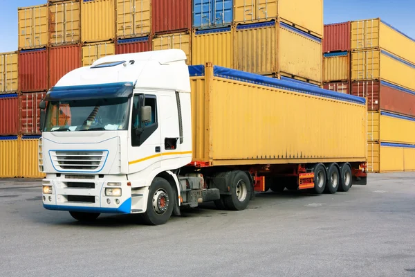 Camion e container — Foto Stock