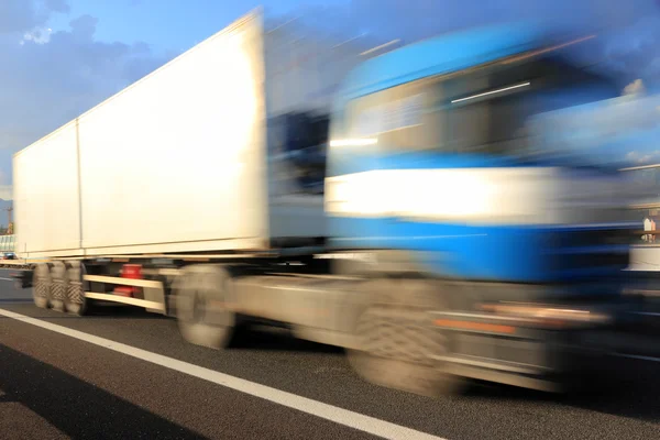 Vysokorychlostní nákladní automobil — Stock fotografie