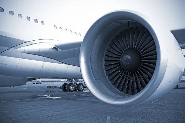 空港で飛行機のエンジン ストック写真