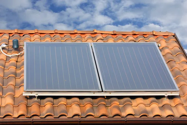 Solární panel na střeše — Stock fotografie