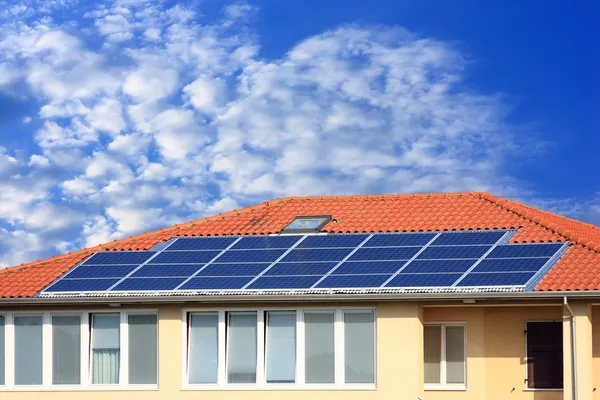 屋顶太阳能电池板 — 图库照片