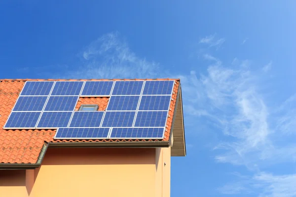 屋根の上の太陽電池パネル — ストック写真