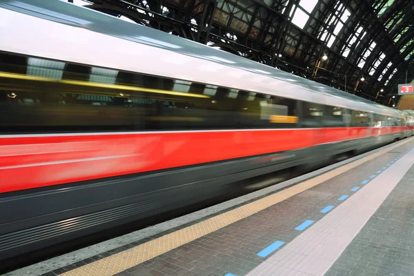 Het vertrek van de trein van hoge snelheid — Stockfoto