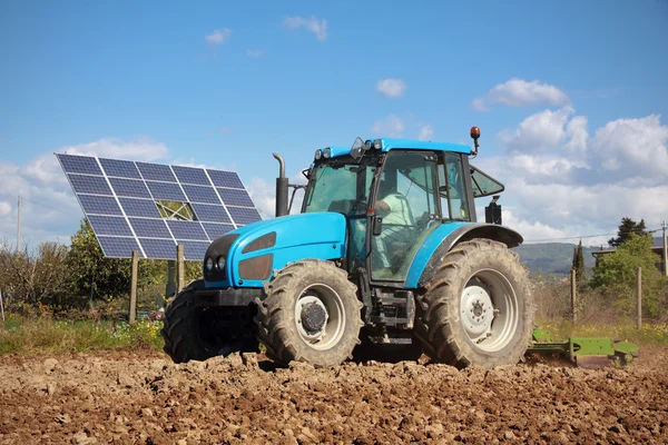 Tractor farming in field — Stock Photo, Image