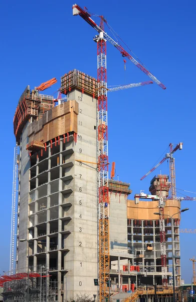 Toren gebouw in aanbouw met kraan — Stockfoto