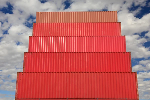 Recipientes vermelhos no porto logístico — Fotografia de Stock