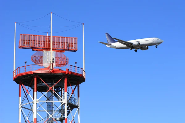 Самолет и радар — стоковое фото