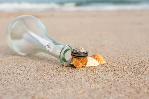 Fede nuziale sulla spiaggia — Foto Stock