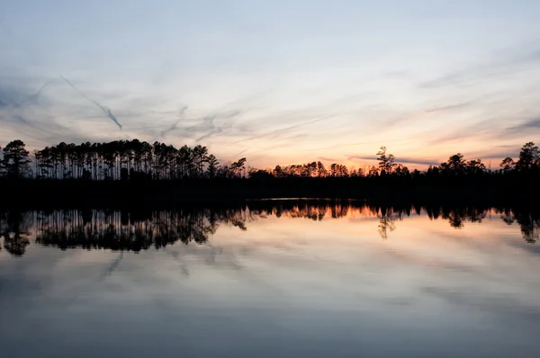 Sunset over a peaceful lake — Stock Photo, Image