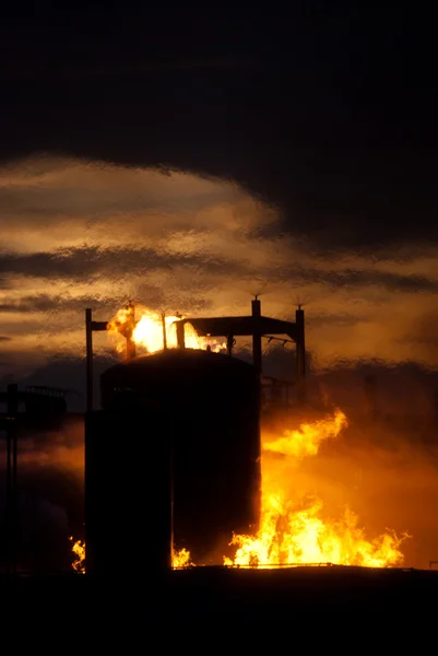 Tanque de armazenamento em chamas — Fotografia de Stock