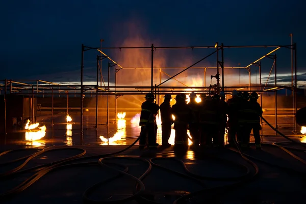 Feuerwehrleute bei einem Brand — Stockfoto