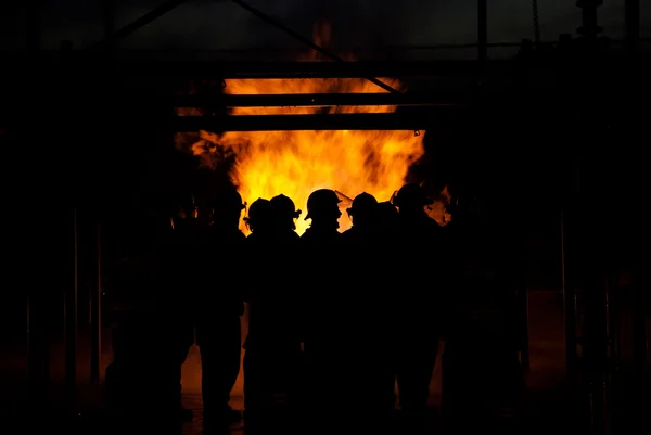 Feuerwehrleute bei einem Brand — Stockfoto
