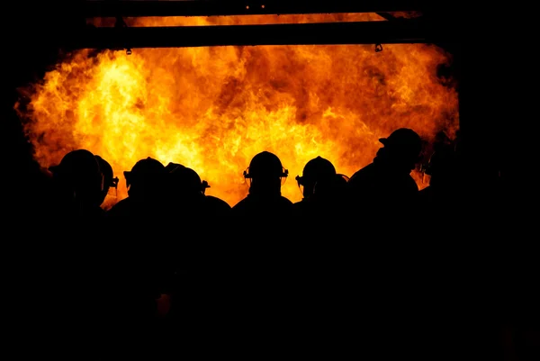 Пожарные в огне — стоковое фото