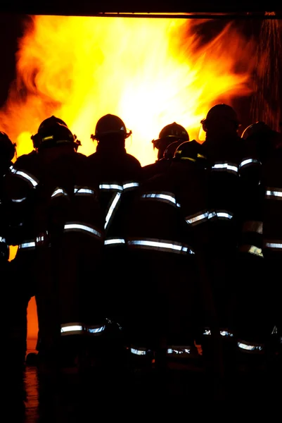Itfaiyeci yangınla mücadele — Stok fotoğraf
