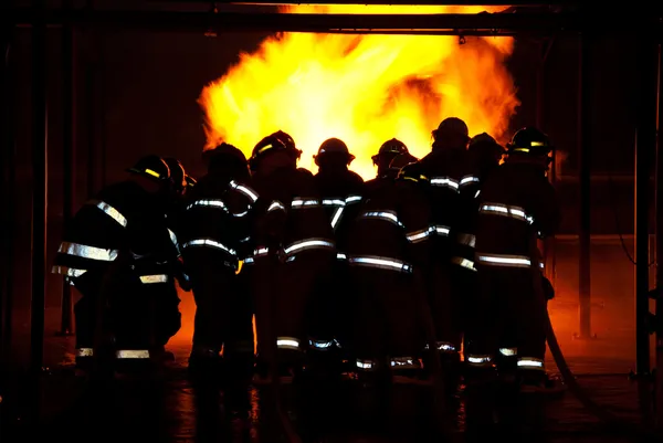 Brandman brandbekämpningstekniker — Stockfoto