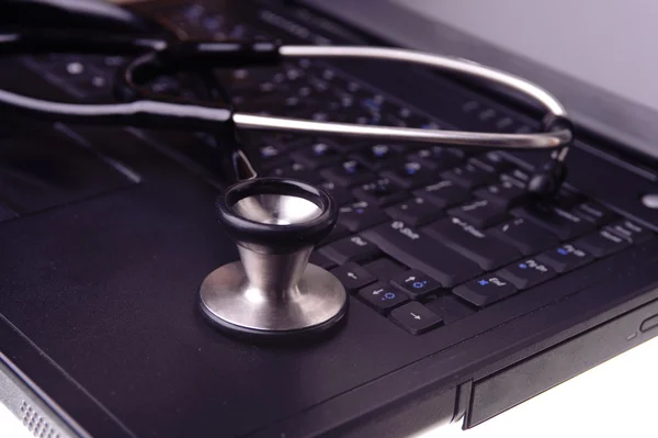 Stetoskop på laptop — Stockfoto