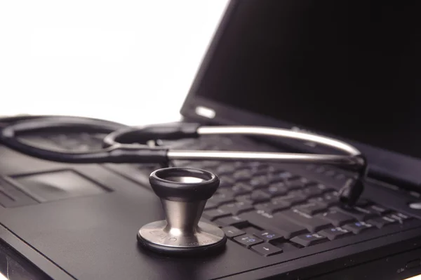Stetoskop på laptop — Stockfoto