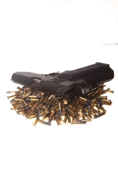 Schusswaffe und Kugeln — Stockfoto