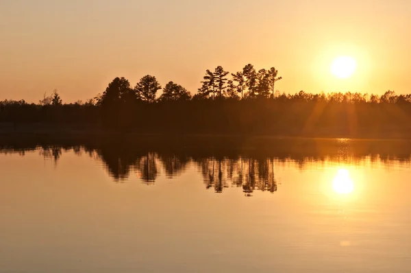 Sunset over a peaceful lake — Stock Photo, Image