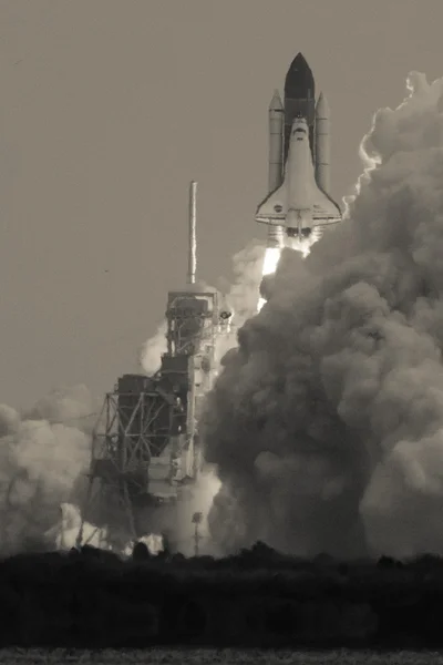 Lanseringen av endeavour sts-134 — Stockfoto