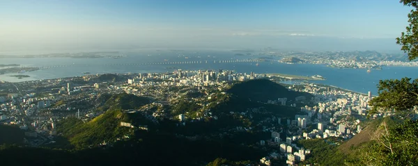 Innenstadt von Rio und die Rio-Niterói-Brücke — Stockfoto