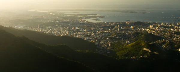 Μοναδικό τοπίο του Ρίο ντε Τζανέιρο, ανάμειξη πόλη, τα βουνά, ωκεανό — Φωτογραφία Αρχείου
