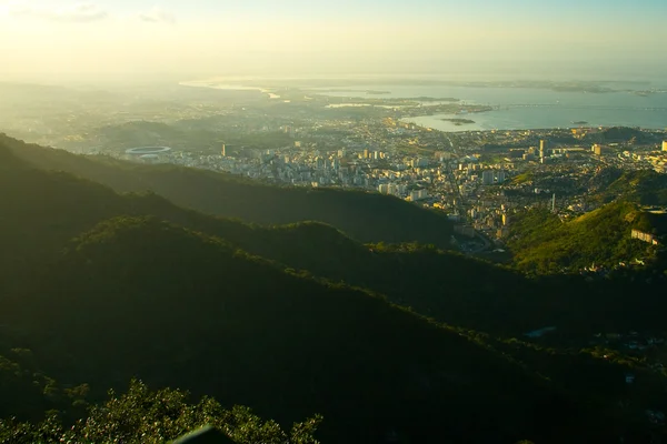 Rio de janeiro jedinečnou krajinu míchání město, hory, oceán — Stock fotografie