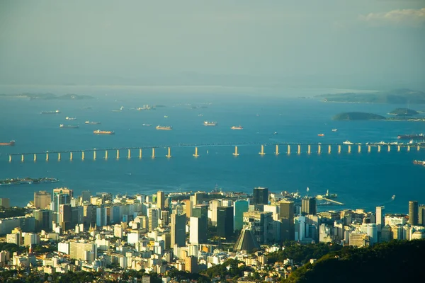 Centro do Rio e a Ponte Rio-Niterói — Fotografia de Stock