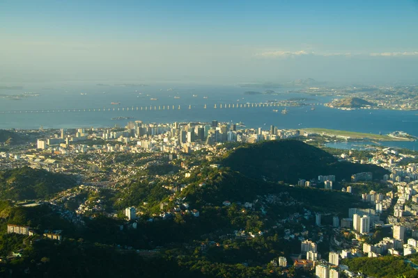 Le centre-ville de Rio et le pont Rio-NiterXoi — Photo