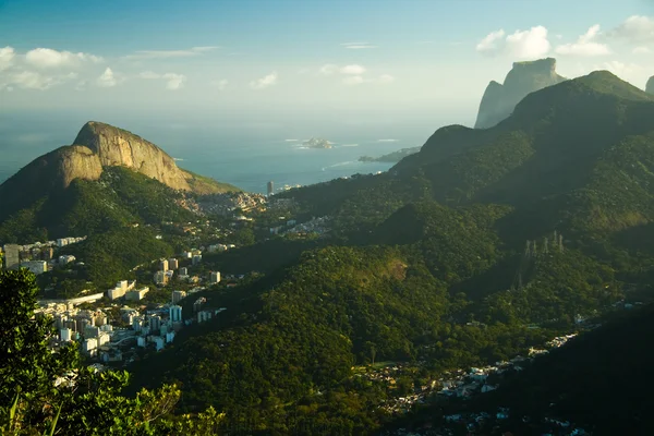 A paisagem única do Rio de Janeiro mistura cidade, montanhas, oceano — Fotografia de Stock