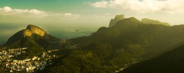 Rio de Janeiro'nun eşsiz manzara karıştırma şehri, Dağları, okyanus — Stok fotoğraf