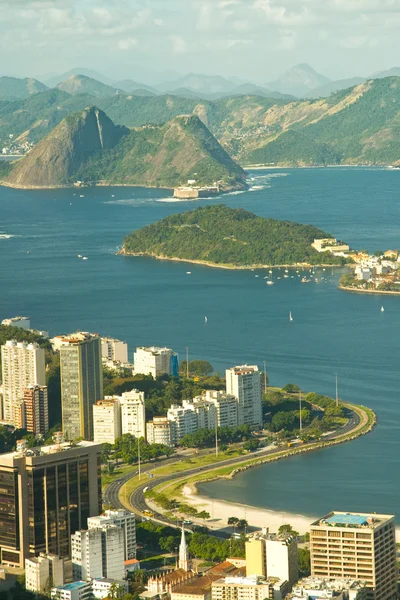 Río de Janeiro paisaje único mezcla ciudad, montañas, océano — Foto de Stock