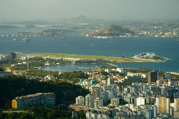 Paysage unique de Rio de Janeiro mêlant ville, montagne, océan — Photo