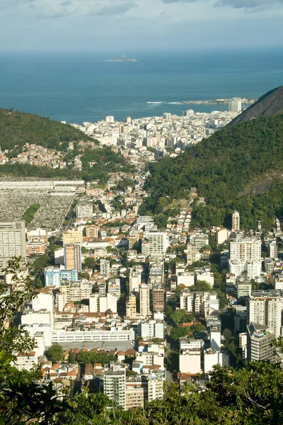 Rio de Janeiros einzigartige Landschaft mit Stadt, Bergen und Meer — Stockfoto