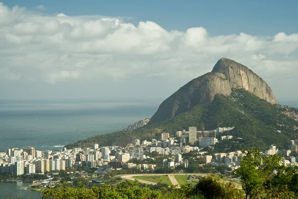 在里约热内卢独特景观混合城市、 山脉、 海洋 — 图库照片