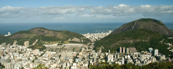 Rio de janeiro jedinečnou krajinu míchání město, hory, oceán — Stock fotografie