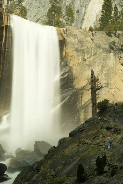 Мряка стежка та водоспад Вернал — стокове фото