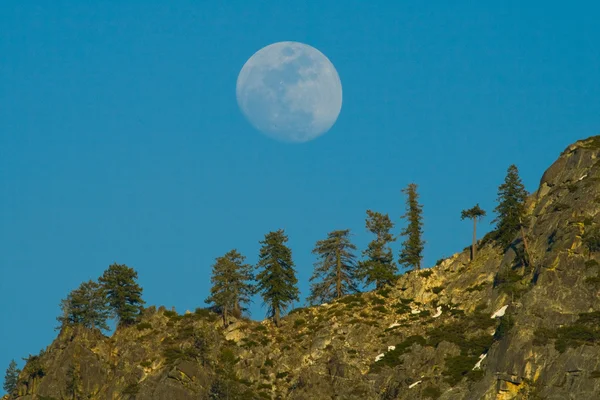 Lua sobre a colina — Fotografia de Stock