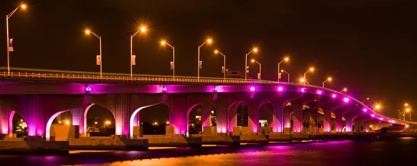 Beleuchtete Brücke — Stockfoto