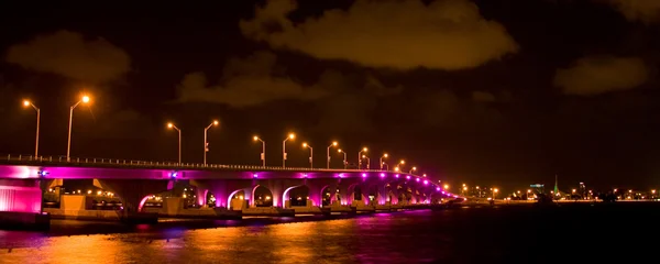 Beleuchtete Brücke — Stockfoto