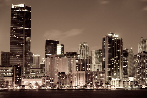 Night view of Miami downtown and its beautiful buildings