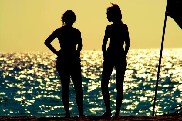 Mulheres na praia — Fotografia de Stock
