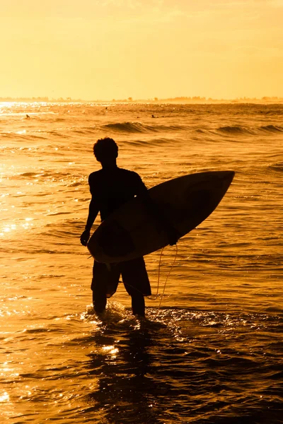 Portret van een surfer jongen — Stockfoto