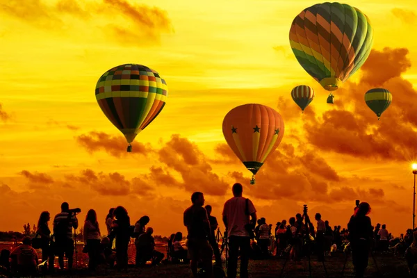 Gula ballongen skies — Stockfoto