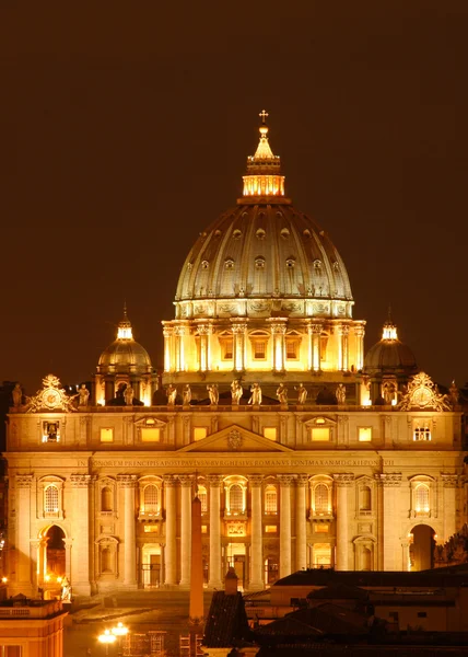 Foto notturna della Basilica di San Pietro — Foto Stock