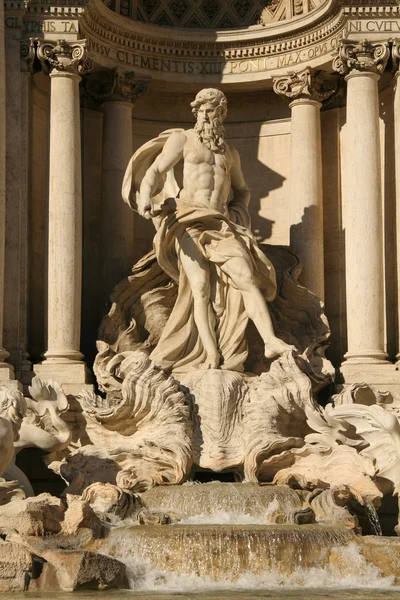 La fontaine de trevi à rome, Italie un gros plan sur la statue de neptune — Photo