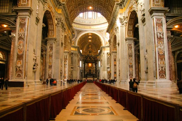 Интерьер базилики Сан-Пьетро — стоковое фото