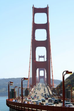 Golden Gate Köprüsünde trafik var.