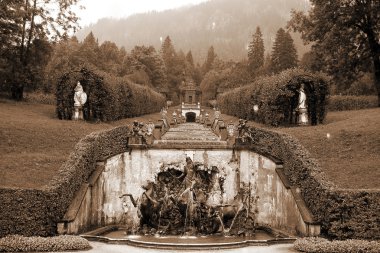 schloss linderhof adlı Neptün Çeşmesi